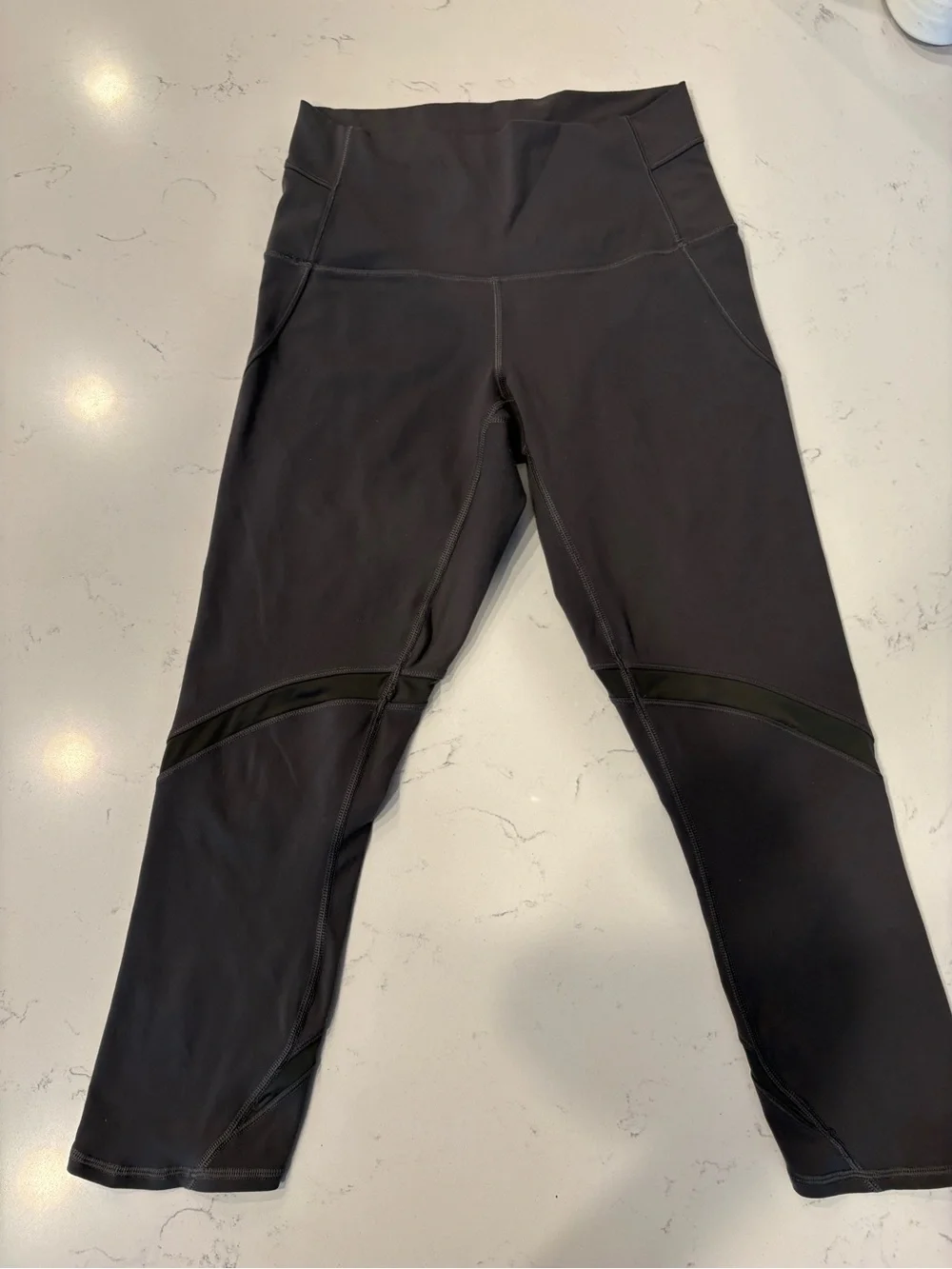 Lululemon Womens Dark Gray Performance Active Cropped Leggings. Size 6